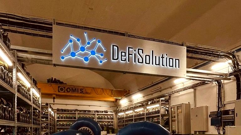 Mining farm DeFiSolution con insegna e turbine idroelettriche
